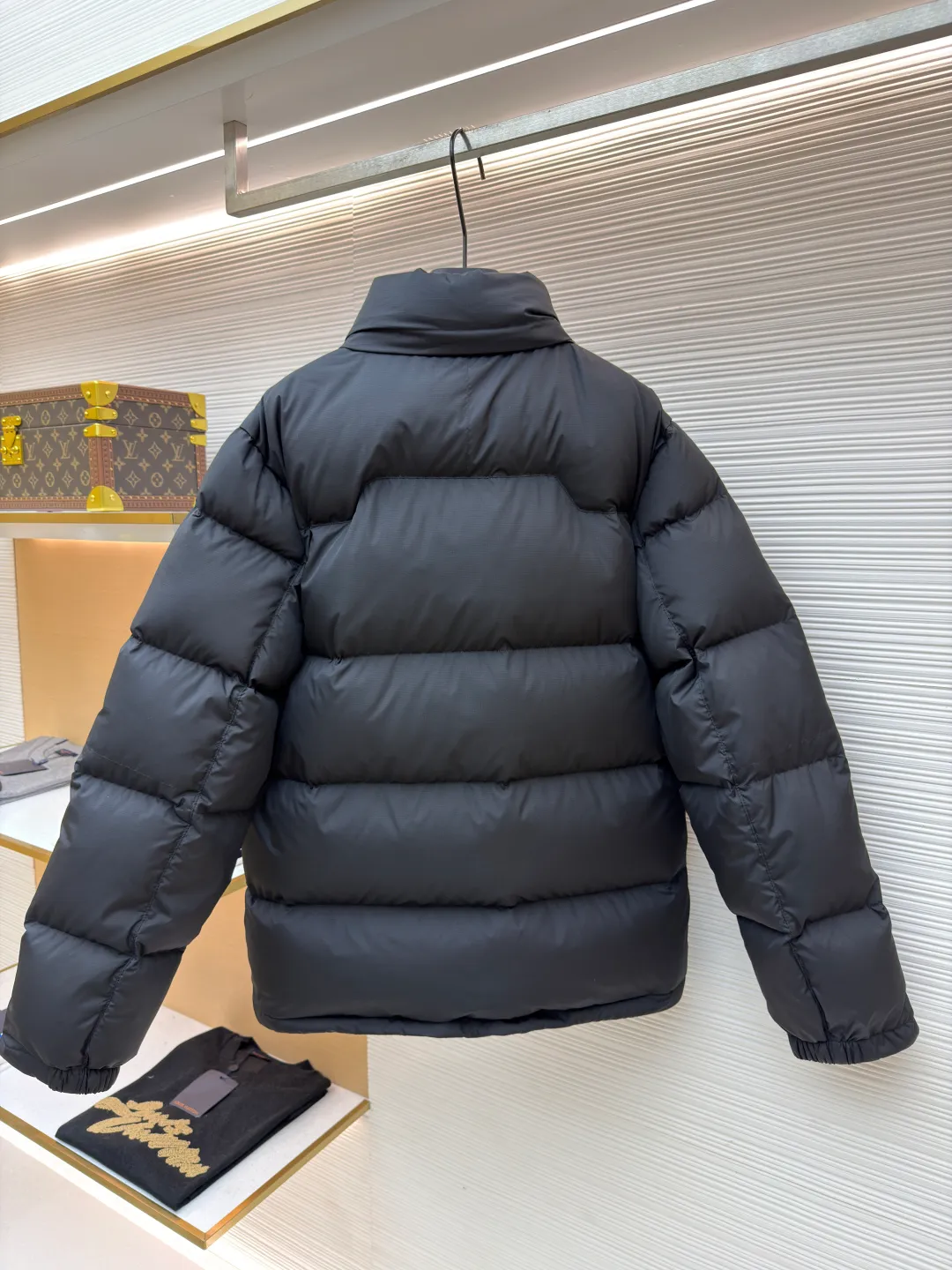 Ralph Lauren classic red label down jacket ●Original version: Purchased and developed in 2099 ●Item number: 1681655-D60 ●Fabric: white duck down fabric ●Technology: mechanical down filling ●Color: black ●Version: fitted version ●Weight: about 835 grams ●Size: S-M-L-XL ●Description: Nylon fabric has good windproof and waterproof properties and can effectively block the intrusion of wind and rain from the outside Keeps the inside dry and suitable for wearing in humid or rainy conditions. The red label on the chest is made with an imported MECLO embroidery machine. The original pattern is scanned first, and then high-quality silk thread is used to make a pattern. The density effect is adjusted by continuous pattern making. Detachable hood: The down jacket is equipped with a detachable nylon hood, which users can easily remove or install according to weather changes or personal preferences, which is both practical and convenient. The details are exquisitely processed: the zipper design is simple and elegant, easy to operate; the closing design of the cuffs and hem effectively prevents the intrusion of cold wind, improving the warmth and comfort of wearing. It uses 90 white duck down with a weight of 260g to ensure excellent thermal insulation performance. After strict screening and processing, the velvet is not easy to drill, ensuring durability. The overall wiring is straight and delicate, the fabric is comfortable and soft, and the color is consistent without color difference. It can be matched with the same style to create a fashionable look and control various occasions. Customized accessories, complete with three standards, same style for men and women!